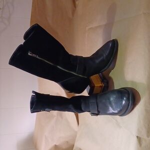 BORN Women's size 7M Black leather and suede boots 2 in heels